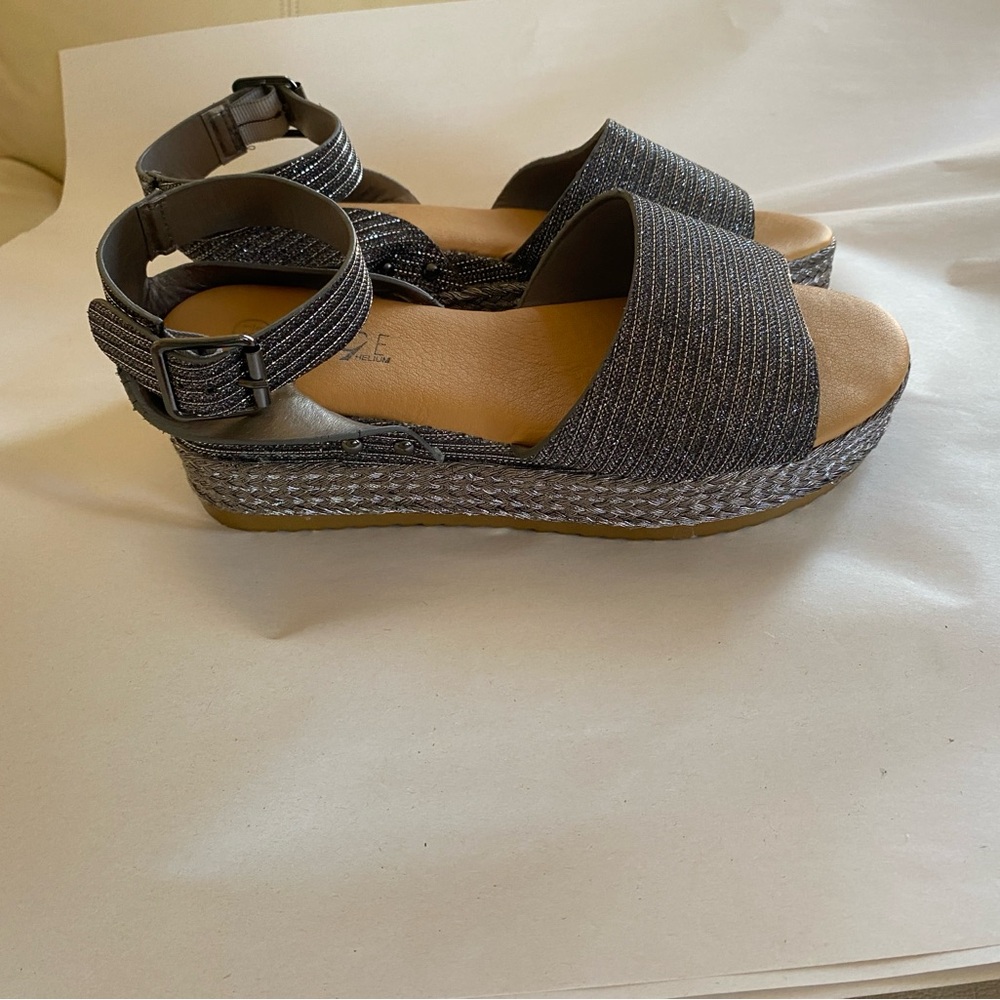 Rouge Helium Silver Gray Sandals with Textured Design - Picture 2 of 10